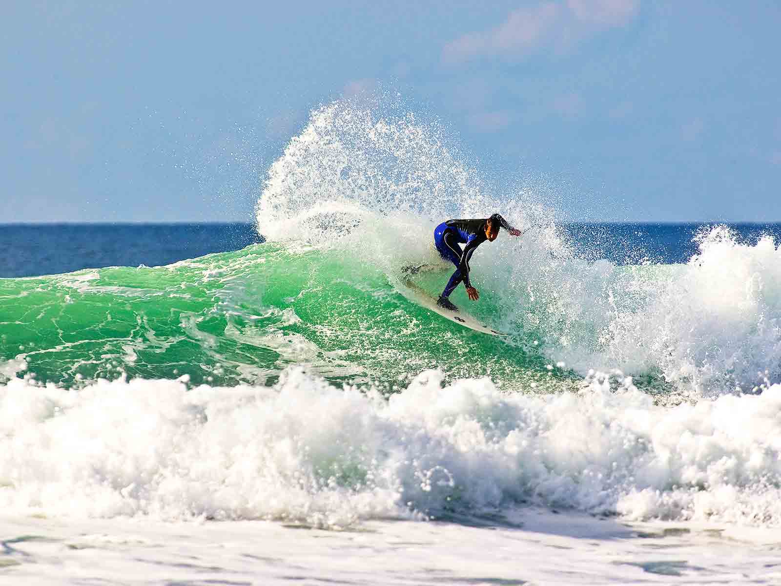 picture mike raven surfing
